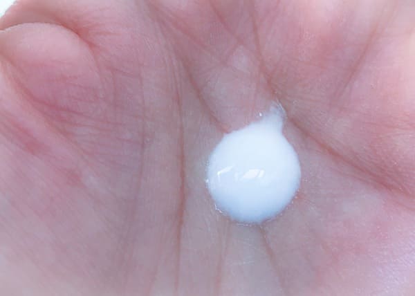 手の平に出した米肌 澄肌美白エッセンスの1円玉サイズ